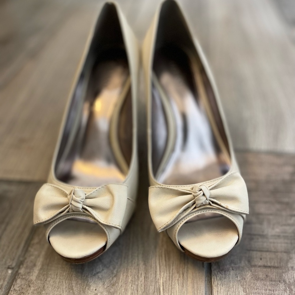 Alfani vegan leather cream heels in size 8